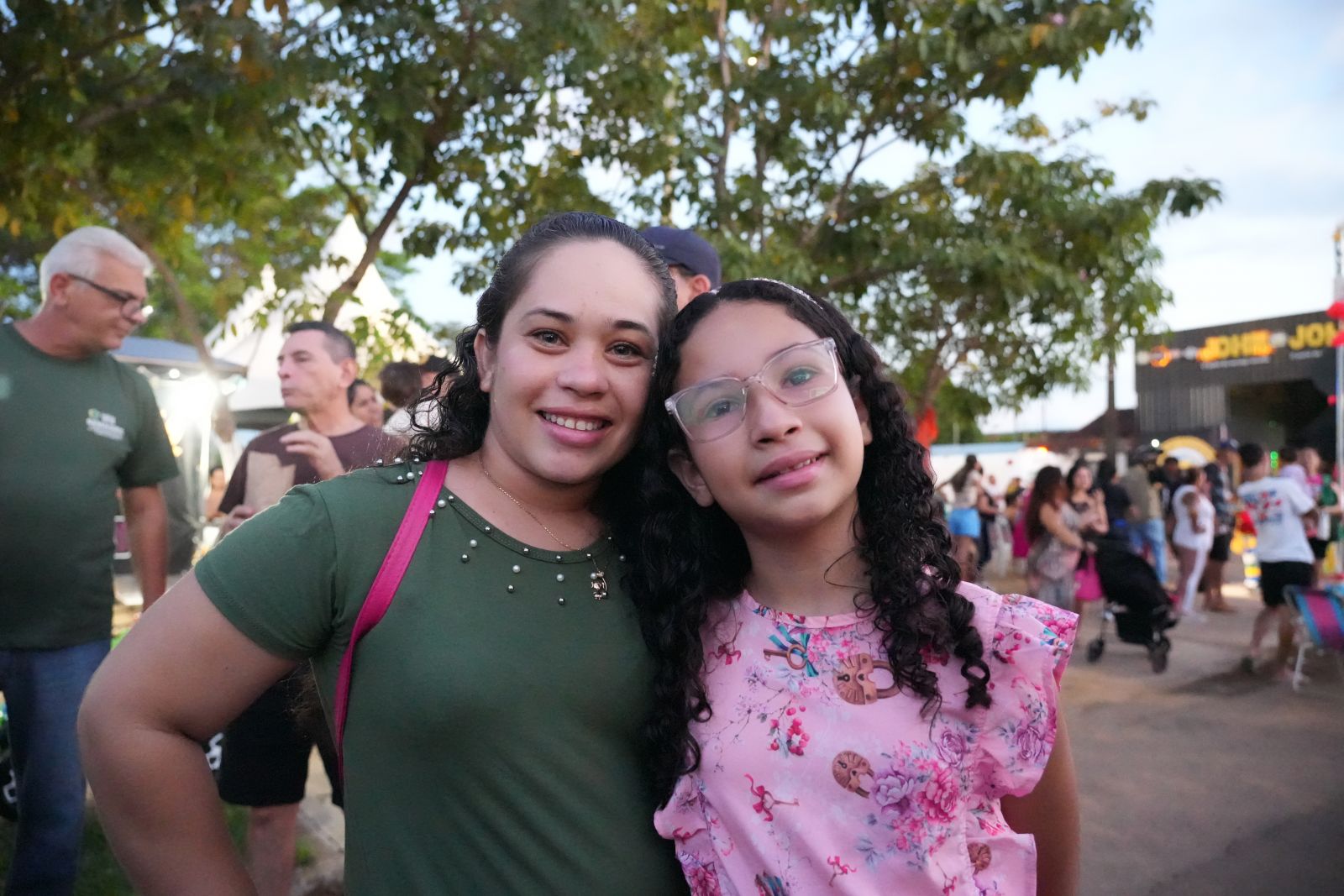  Tainara, ao lado da filha Laylla, falou sobre o significado da maternidade